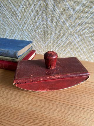 Secante de tinta antiguo de madera y cuero