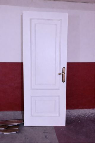 Puerta blanca interior con manilla