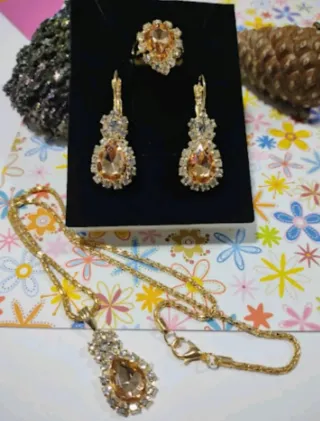 Conjunto de joyería: anillo, pendientes y colgante