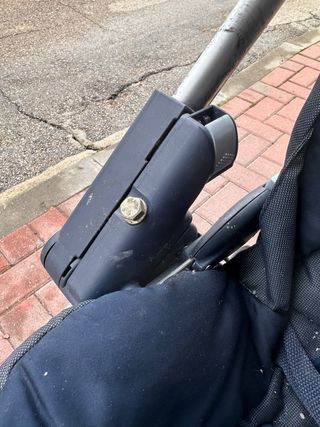 Carro de bebé azul marino con capazo