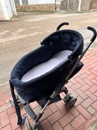 Carro de bebé azul marino con capazo