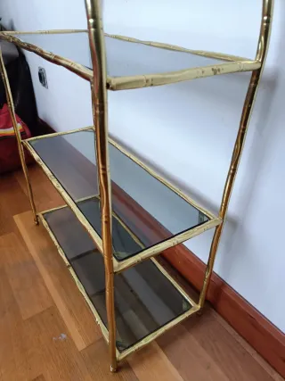 Estantería de metal dorado y cristal ahumado