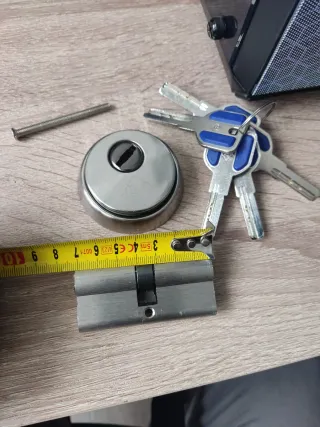 Bombín,escudo y tornillo con juego de 5 llaves.