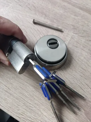 Bombín,escudo y tornillo con juego de 5 llaves.