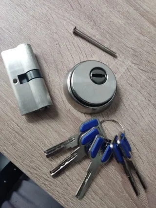 Bombín,escudo y tornillo con juego de 5 llaves.