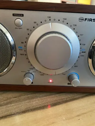 Radio  AM/FM Nueva en su caja madera y plata