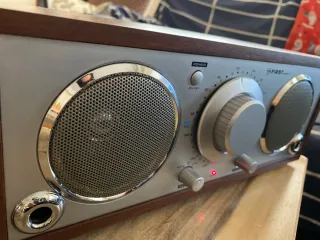 Radio  AM/FM Nueva en su caja madera y plata