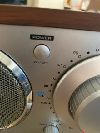 Radio  AM/FM Nueva en su caja madera y plata