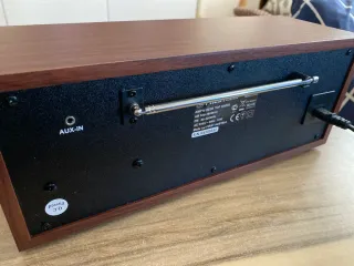 Radio  AM/FM Nueva en su caja madera y plata