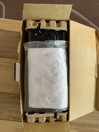 Radio  AM/FM Nueva en su caja madera y plata