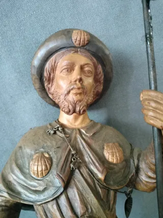 Figura peregrino bastón libro madera vintage