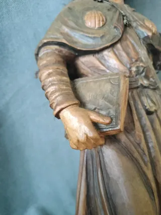 Figura peregrino bastón libro madera vintage