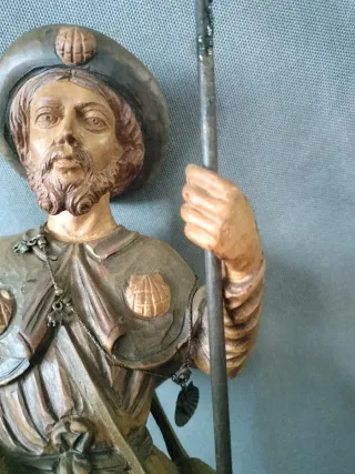 Figura peregrino bastón libro madera vintage