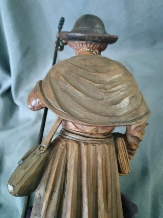 Figura peregrino bastón libro madera vintage