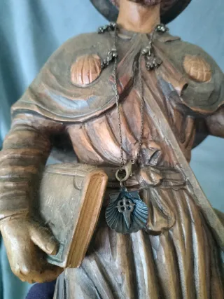 Figura peregrino bastón libro madera vintage