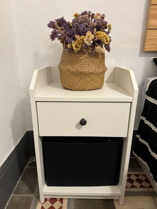 Comodino bianco con cestino. Misure 40x36