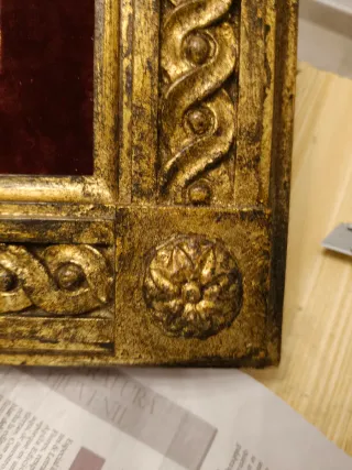 Relieve Salvador Dalí en oro