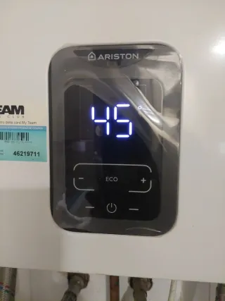 Calentador de gas Ariston blanco y gris