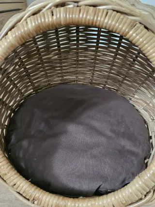 Cesto mimbre gato con cojín gris