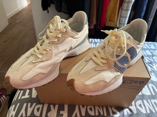 Zapatillas New Balance casual beige y azul