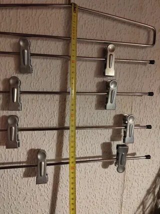 Percha metálica para pantalones