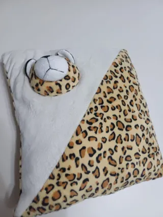 Cuscino con testa di ghepardo in pile