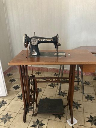 Máquina de coser antigua de los 70