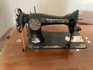 Máquina de coser antigua de los 70