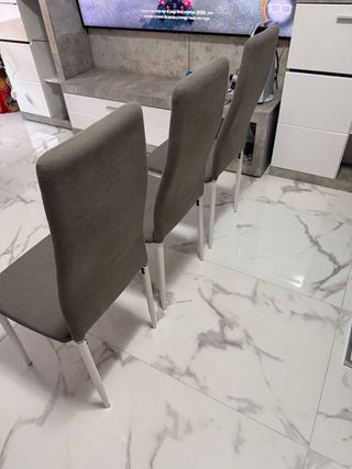 Juego de 3 sillas grises y blancas