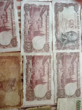 33 Billetes  100, 500, 5 pesetas y extrajeros
