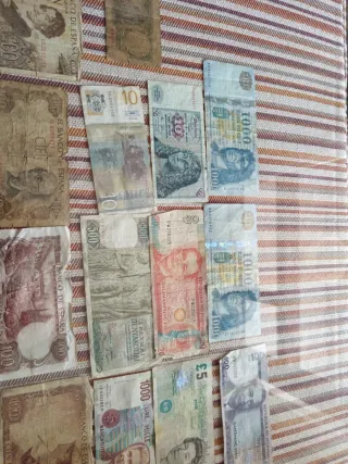 33 Billetes  100, 500, 5 pesetas y extrajeros