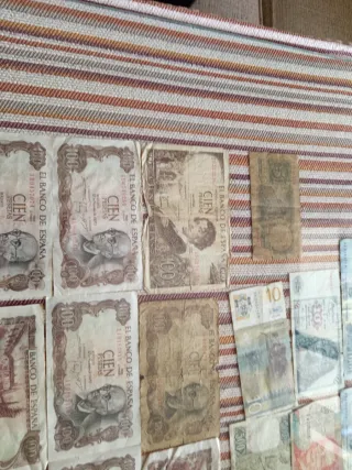 33 Billetes  100, 500, 5 pesetas y extrajeros