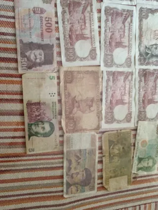 33 Billetes  100, 500, 5 pesetas y extrajeros