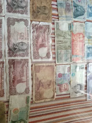 33 Billetes  100, 500, 5 pesetas y extrajeros