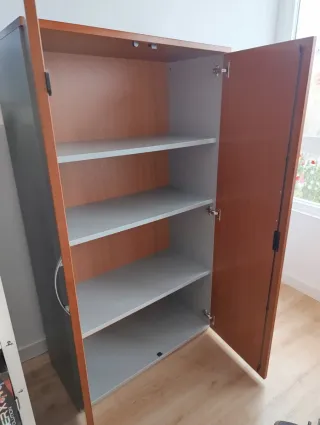 Armario de madera con baldas