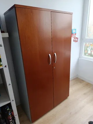 Armario de madera con baldas