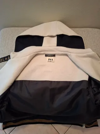 Cappotto beige con dettagli oro