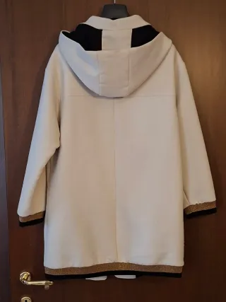 Cappotto beige con dettagli oro