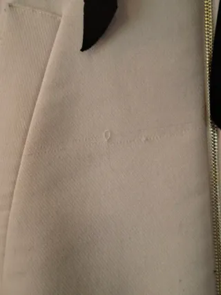 Cappotto beige con dettagli oro