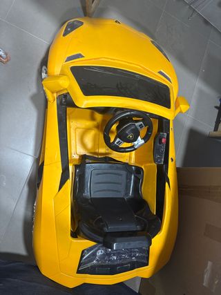 Coche teledirigido amarillo