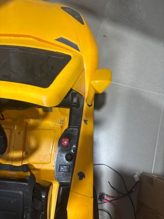 Coche teledirigido amarillo