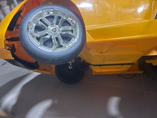 Coche teledirigido amarillo