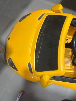 Coche teledirigido amarillo