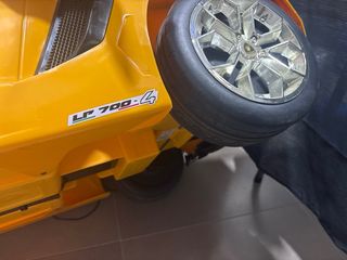 Coche teledirigido amarillo