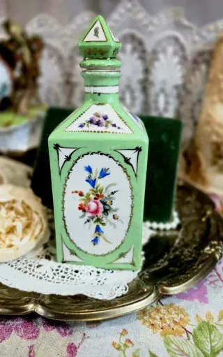 Antica bottiglia per liquori in porcellana dipinta a mano