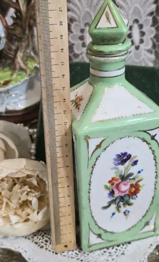 Antica bottiglia per liquori in porcellana dipinta a mano