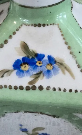 Antica bottiglia per liquori in porcellana dipinta a mano