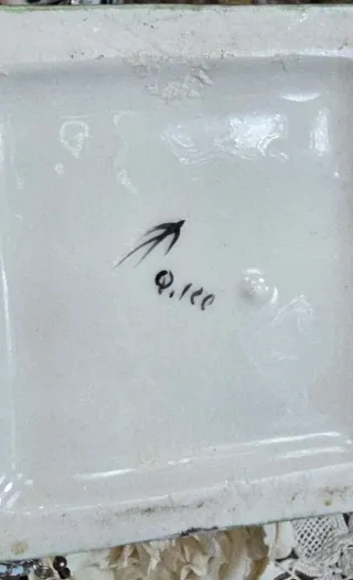 Antica bottiglia per liquori in porcellana dipinta a mano