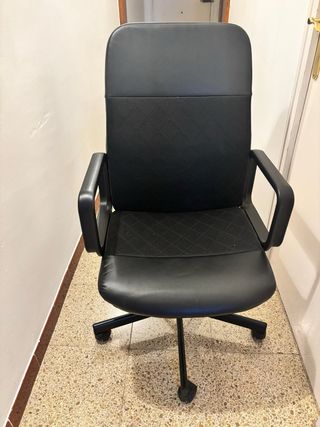 Silla de oficina negra