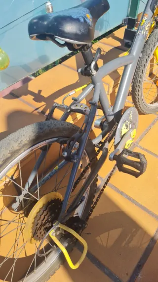 Bicicleta infantil gris y amarilla B Twin